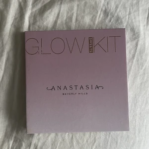 Anastasia glow kit  - Säljer den här highlighter paletten från anastasia glow kit!🤍Alla färger är ej samma som bild 2, se bild 3 för alla färger☺️Den är aldrig använd och är dom ny🤍Orginalpris: 595kr, säljer för 250kr pris kan diskuteras !!!