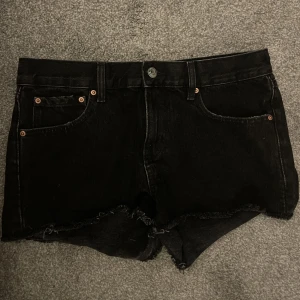 Lågmidjade Jeansshorts  - Jätte fina lågmidjade jeansshorts, tyvärr stora i storleken så passade inte mig tyvärr. Storlek 34 men skulle mer säga att dom sitter som 36.