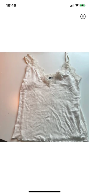 Vitt spets linne 💗 - Ett fint vitt spets linne från amisu i storlek S 💕skriv privat om ni har frågor eller om ni vill diskutera pris ❤️