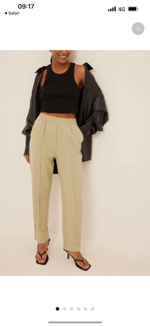 Nakd byxor  - Helt nya svarta byxor från NA-KD, prislapp inte kvar men endast provade. Stl 40 (M). Nypris 429kr