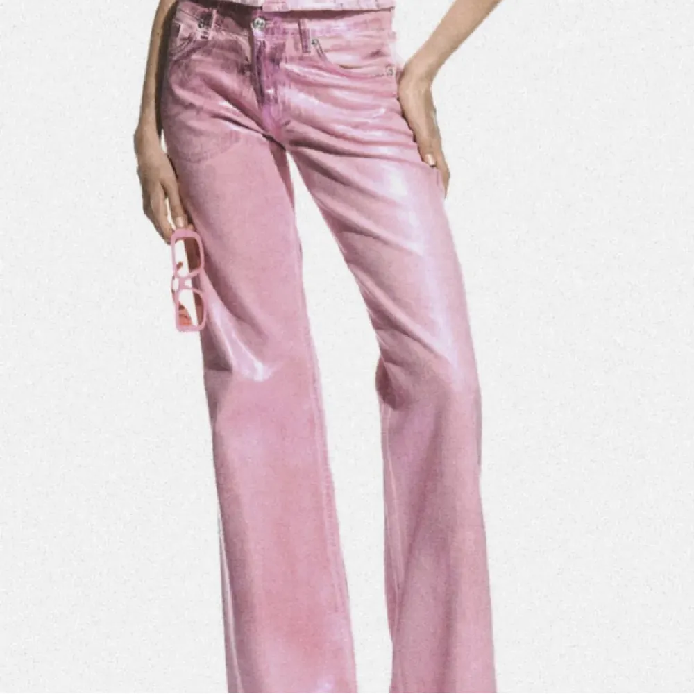 Hej söker dessa byxor från Zaras Barbie kollektion . Jeans & Byxor.