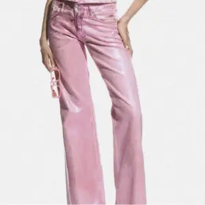 Hej söker dessa byxor från Zaras Barbie kollektion 