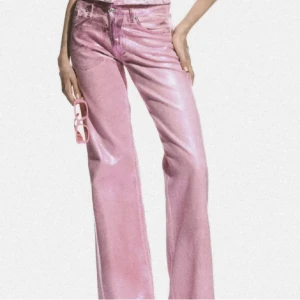 Söker rosa Barbie byxor från zara  - Hej söker dessa byxor från Zaras Barbie kollektion 