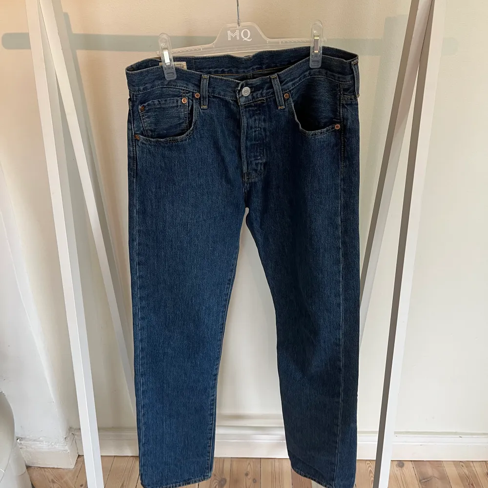 Säljer ett par väldigt populära levis 501 jeans regular fit. De är endast använda ett par gånger och visar inga tecken på användning.  Köpta i en levisbutik för 1099kr. Priset kan definitivt diskuteras. Hör av dig om du har frågor eller funderingar.. Jeans & Byxor.
