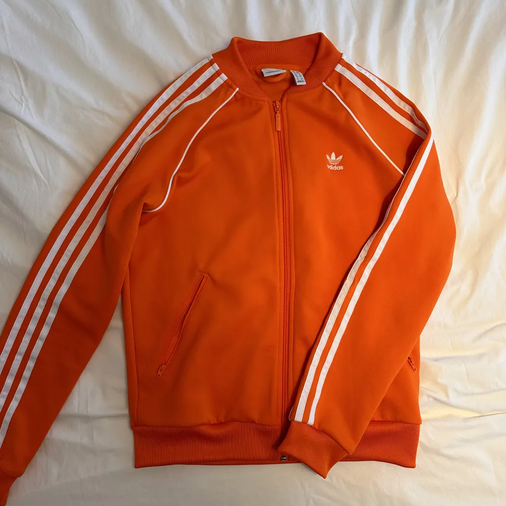 Orange adidas originals tröja. Stl 8 sparsamt använd. . Hoodies.