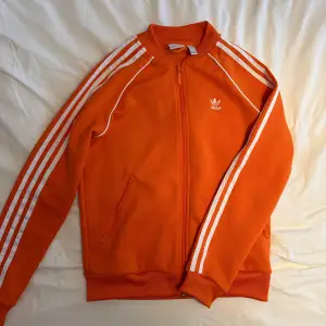 Orange adidas originals tröja. Stl 8 sparsamt använd. 