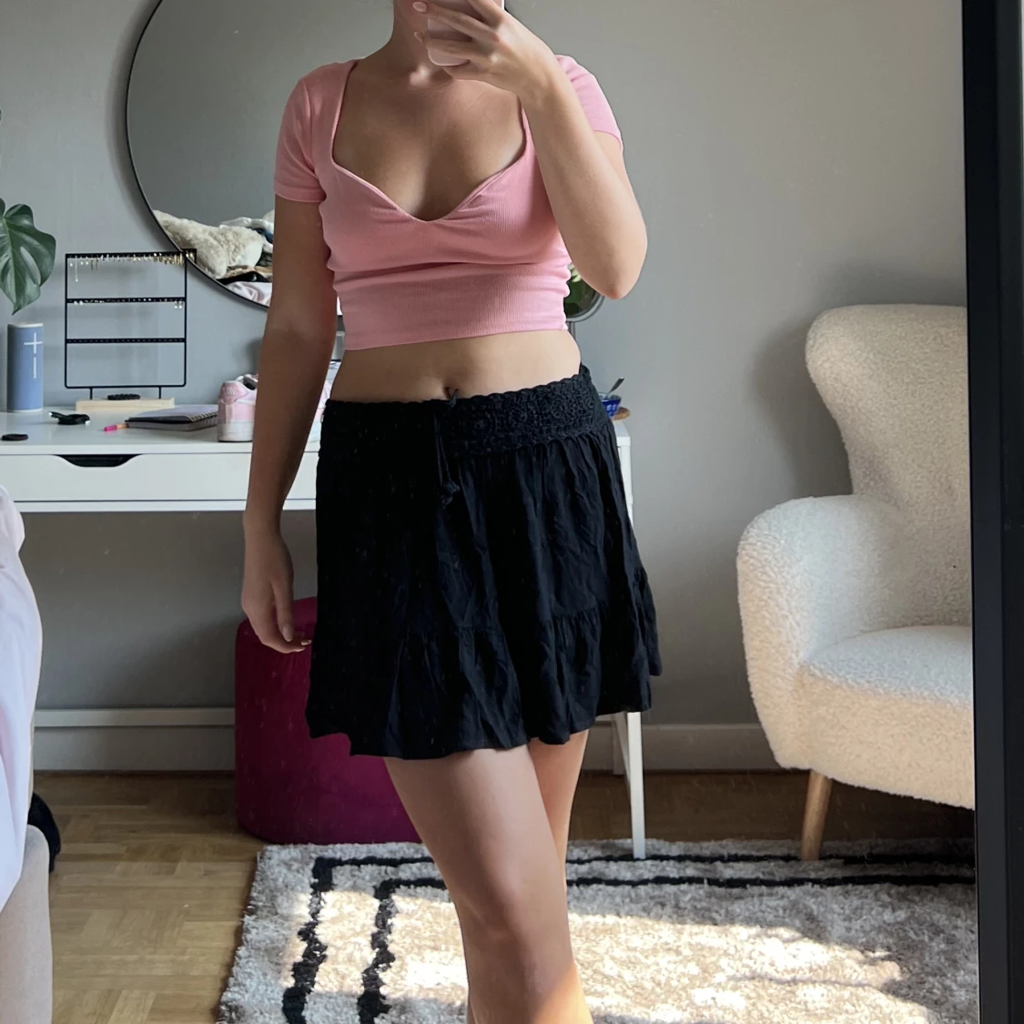 Svart kjol med broderier 