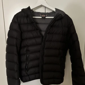 Colmar jacka  - Jättefin colmar jacka med inga defekter.  Nypris: 3000-4000kr   