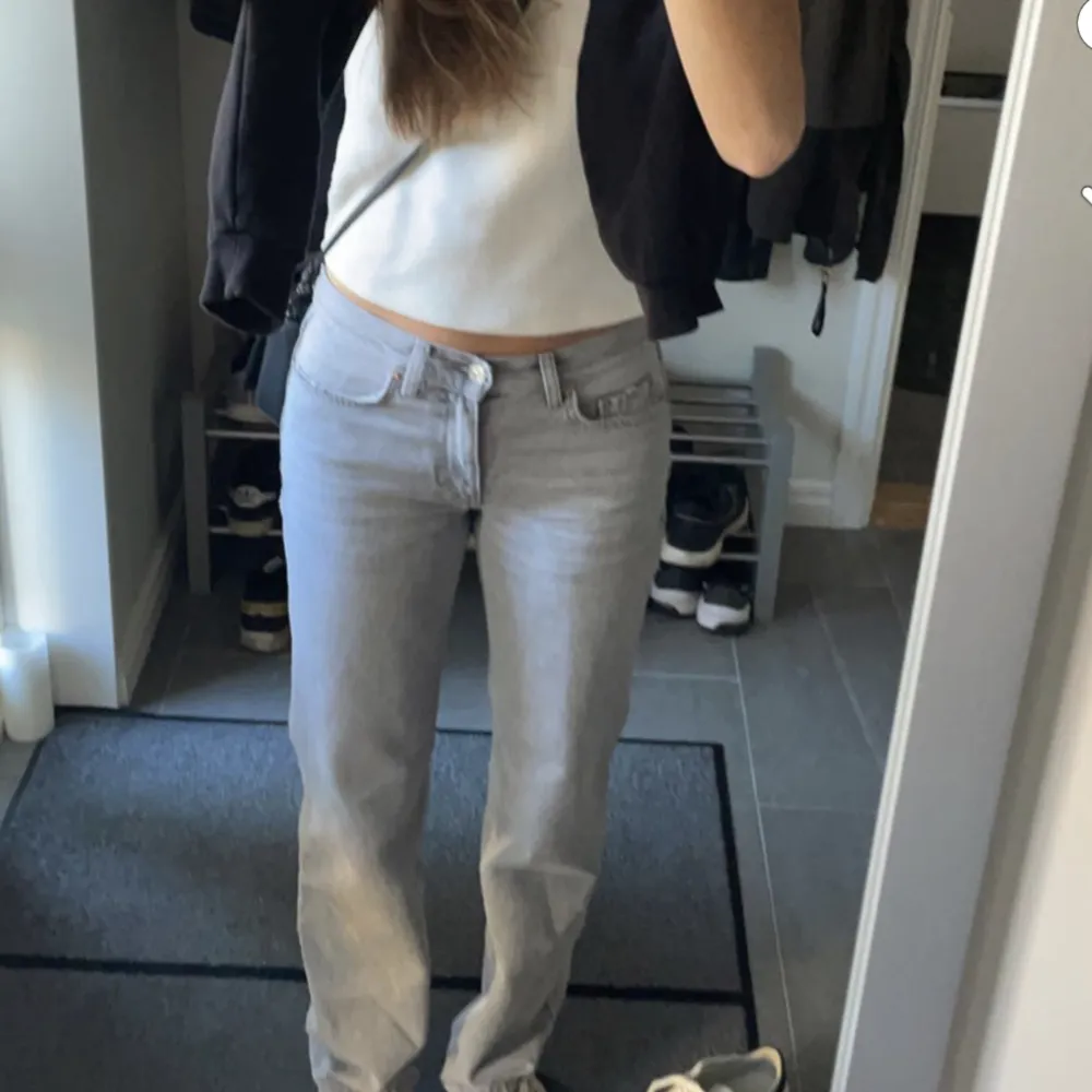 Jätte fina gråa Low waisted jeans från Gina tricot. Endast använda fåtal gånger och är i jätte bra skick. Jag är 176 cm för referenser.. Jeans & Byxor.