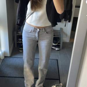 Jätte fina gråa Low waisted jeans från Gina tricot. Endast använda fåtal gånger och är i jätte bra skick. Jag är 176 cm för referenser.