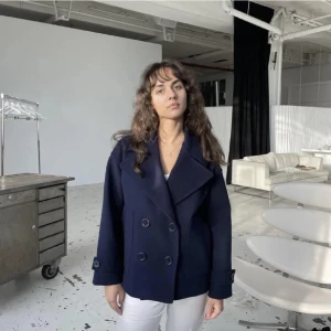 kappa - säljer min fina kappa från design by si då jag vill köpa den i en stlk större! använd max 3 gånger så den är som ny! nypris 800 säljs för 600kr