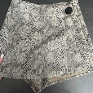 Jätte bekväma shorts från zara som framifrån ser ut som en kjol, jättesnygga men är tyvärr för små för mig! Knappen på bild 3 går inte att ”öppna”❤️ Dragkedja vid sidan 