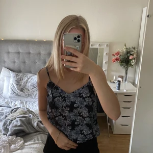 Blommig topp🌻 - Säljer denna gulliga topp från Crocker✨ väldigt bra skick då jag endast använt den en gång 💕banden är justerbara 🌸 storlek XS-S med okänt originalpris 