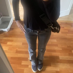 Jeans - Tänkte sälja mina favorit jeans från hm i storlek 34/36 då dom sitter nästan för tight! Dom är slitna där bak då ja trampat på dom! DEFEKTER 2-3 bild!  Tänker budgivning då dom är väldigt populära och slutsålda och nog inte finns kvar i modell!! 