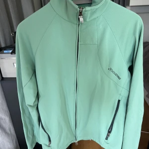 Houdini fleece - Houdini women’s outright jacket i turkos färg. Bra skick inga anmärkningar. Nypris: 2000kr