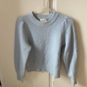 Stickad tröja - Stickad blå tjocktröja med lite puffiga ärmar, från Monki🥰 Jätteskön och fin tröja, klicka inte på köp direkt! 💕 Köparen står för frakten