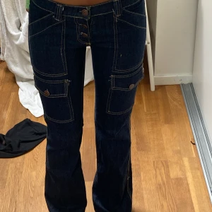Lågmidjade jeans - As coola Lågmidjade jeans. Köpta second hand men skulle säga att storleken är ungefär en xs/34-36🩵