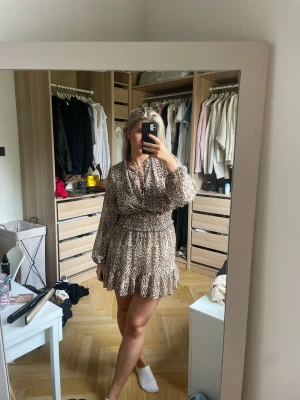 Zara klänning - Jättefin volangklänning strl s