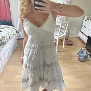 Vit klänning  - Sååå fin klänning🤍🤍🤍🤍🤍🤍🤍🤍står stolek M men skulle säga att den passar även S