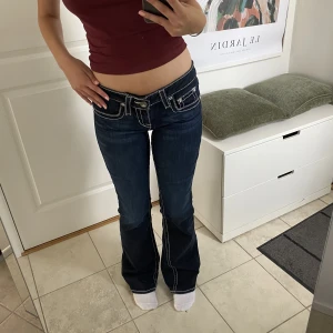 Jeans  - Super coola jeans med vita sömmar som jag köpt här på plick men som tyvärr inte kommit till användning💞 storleken är 30/32 men det finns ett skosnöre i linningen så de passar flera storlekar, jag är vanligtvis en 36/S på 170cm💞flera frågor? Kontakta mig💞