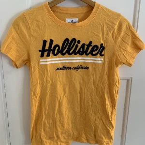 Hollister t-shirt - Säljer denna gula t-shirt från hollister. Bra skick.