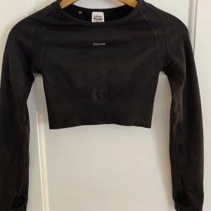 Gymshark tröja - Säljer denna träningströja från gymshark då den inte passar mig längre. Fint skick.