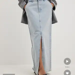 Oanvänd kjol i denim från NA-KD, säljer pga för liten! Originalpris 599kr, säljer för 200kr!💌 Perfekt inför hösten, har slit både fram och bak, är mid-waist och i en ljus wash🍁