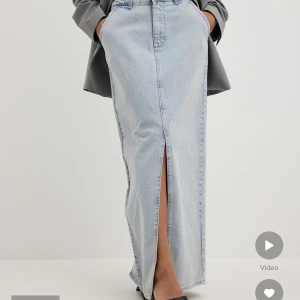 Denimkjol - Oanvänd kjol i denim från NA-KD, säljer pga för liten! Originalpris 599kr, säljer för 200kr!💌 Perfekt inför hösten, har slit både fram och bak, är mid-waist och i en ljus wash🍁