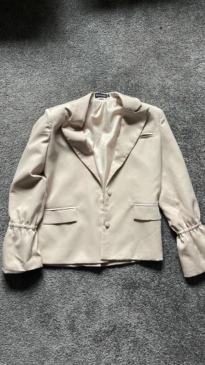 Beige kavaj - Säljer en beige kavaj från Pretty Little Thing. Storlek 34, men den är lite oversized. Gott skick. 