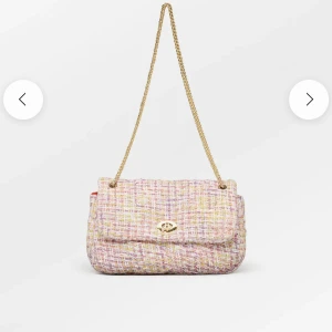 Becksöndergaard hollis bag - Slutsåld på hemsidan, nypris 849 kr ☀️ Använd ett par gånger! Man kan antingen kan ha bandet enkelt och ha den som crossover bag eller ha bandet dubbelt så de blir kortare. Tyvärr har den fått lite defekter vid spännet, men de inget man tänker på ❤️