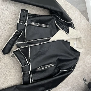 Jacka  - Super fin skinn jacka med någon slags päls typ, nästan aldrig använd den är väldigt fin för den som gillar oversized 