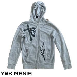 y2k zip-up - Grå y2k zip med tryck och rhinestones, strl M