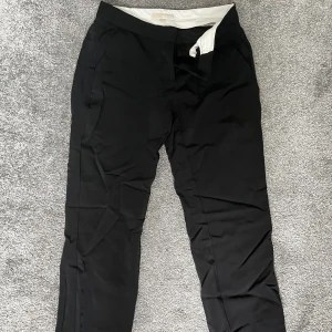 Raka kostymbyxor - Kostymbyxor från Michael kors i fint skick  Låg midja  Storlek 2 motsvarar 32/34 Kolla gärna in min profil då jag säljer av massa saker, paketpris kan ordnas☺️