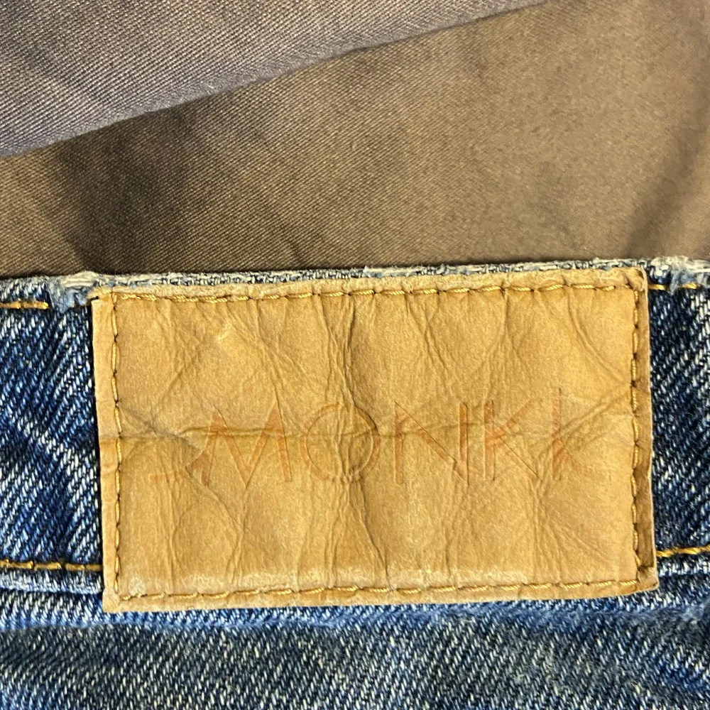 Mörkblå jeans från monki. Stl: 25 okej skick, tecken på användning nere vid kanten. . Jeans & Byxor.