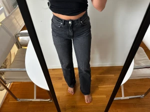 Svartgråa jeans från Zara - Använda några gånger, normala i storleken