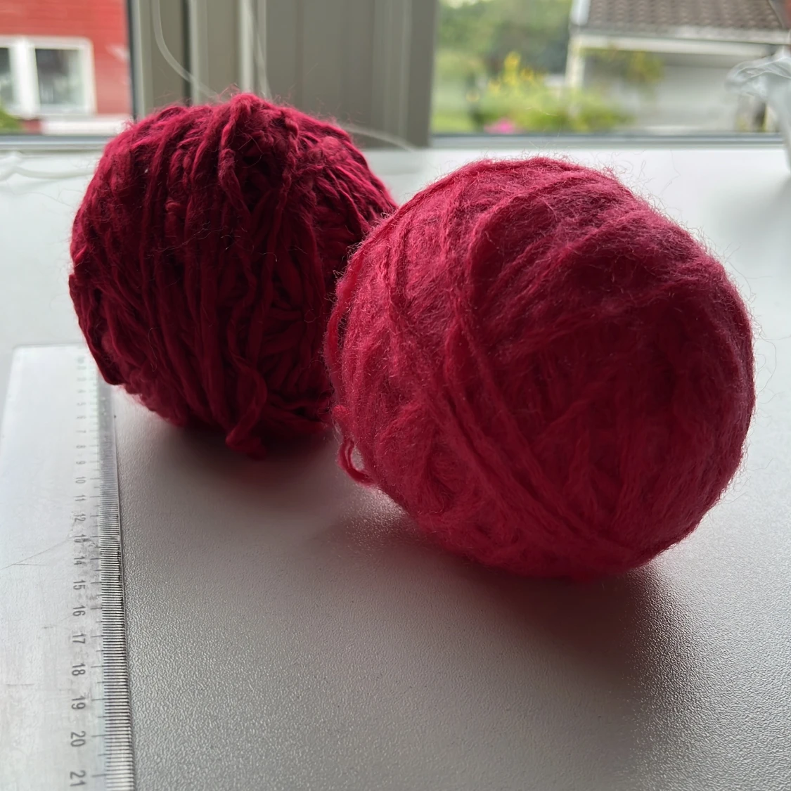 Rött och rosa garn till virkning och stickning  - 90