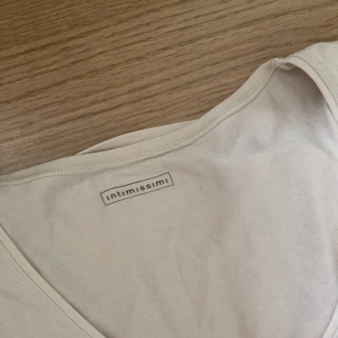 En långärmad Intimissimi tröja som är beige. - 90