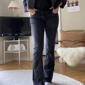 Snygga och sköna jeans från Zara. Säljer för att de inte kommer till användning men de är i väldigt bra skick💘 hör av dig om du har prisförslag! 