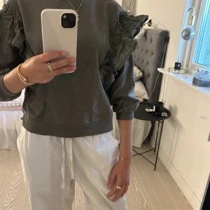 Sweatshirt  - Säljer denna jätte fina tre kvartsärmade tröja med volanger då den inte kommer tills användning använd ett fåtal gånger och i väldigt bra skick 