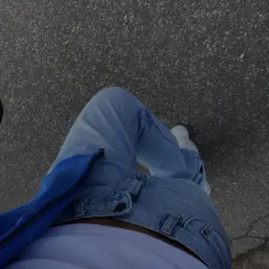 Jättesnygga medellåga jeans från Nelly i den perfekta blå färgen 💙 Inte mycket använda så inget slitna