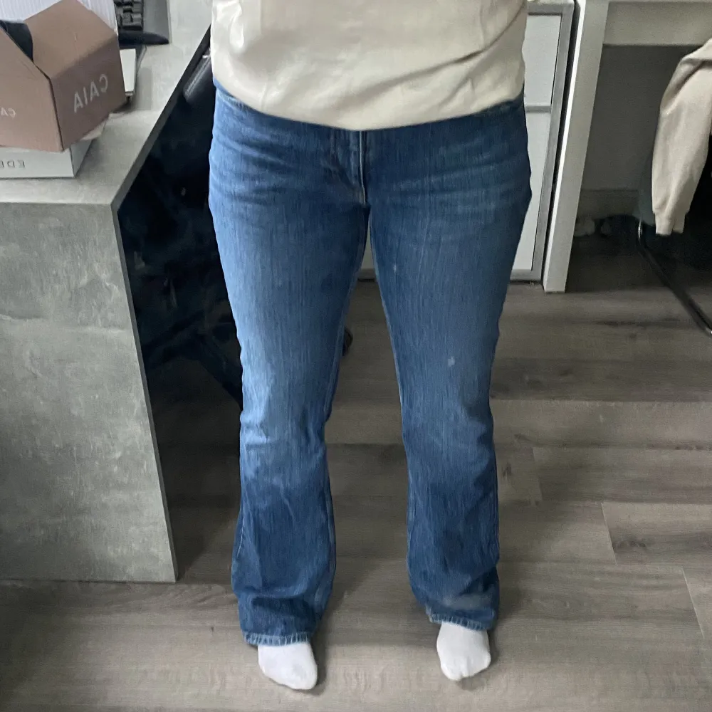 Super fina low waist bootcut jeans från Gina tricot i storlek 38. Säljer för att dem aldrig kommer till användning. Ordinarie pris 499 men säljer för 300 då de är i nyskick💖. Jeans & Byxor.