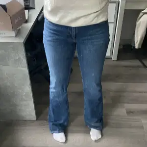 Super fina low waist bootcut jeans från Gina tricot i storlek 38. Säljer för att dem aldrig kommer till användning. Ordinarie pris 499 men säljer för 300 då de är i nyskick💖