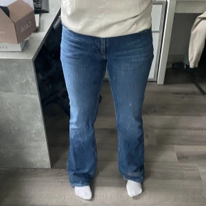 Low waist Bootcut jeans från Gina - Super fina low waist bootcut jeans från Gina tricot i storlek 38. Säljer för att dem aldrig kommer till användning. Ordinarie pris 499 men säljer för 300 då de är i nyskick💖