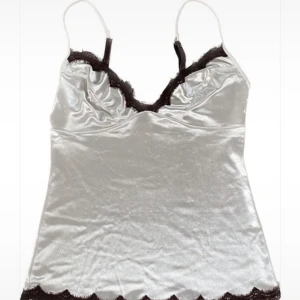 topp  - jättefin topp med vinröd spets, säljes pågrund av kommer ej till användning❤️