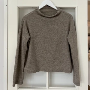 Tröja från Vero Moda  - En supersnygg tröja från Vero Moda som är i sorlek XS✨ Super fin till alla möjliga underdelar! Pris kan diskuteras. Alla kläder kommer självklart tvättas en extra gång innan leverans📦