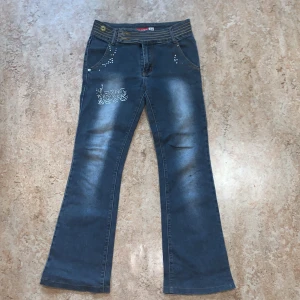 Jeans  - Jätte snygga y2k jeans i storlek 28 (s-m) Innerbensmått: 72.  Pris kan diskuteras.  Skriv för fler bilder. 