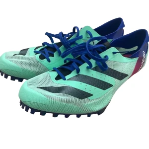 Adidas spikskor - Jag säljer dessa helt oanvända adidas adizero finesse spiksor för att jag köpte fel storlek och de passar inte. Nypris kostar skorna 1200kr och jag säljer de oanvända för hälften av priset. Skriv om ni har några som helst funderingar😁