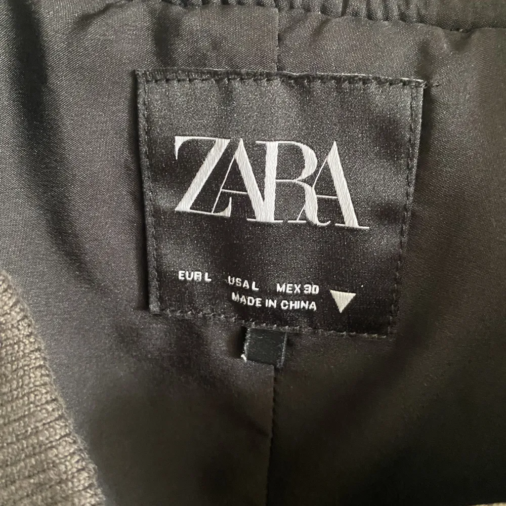 Läderbomber jacka från Zara i nyskick. Storlek L för en oversized passform på mig (vanligtvis M eller s) . Jackor.