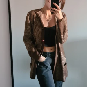 Brun kofta - En mysig kofta i en fin höstfärg. Den har två små fickor. Samfraktar gärna så kolla mina andra annonser!