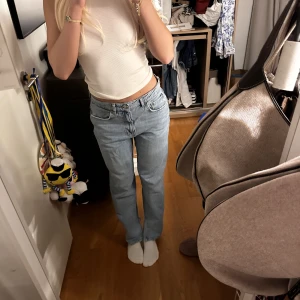 Jeans - Loose fit jeans från gina i stl 38. Slittade vid insidan av benen då dom va en aning förlånga. Passar en 36 om man vill ha dom lågmidjade (midwaist igentligen)